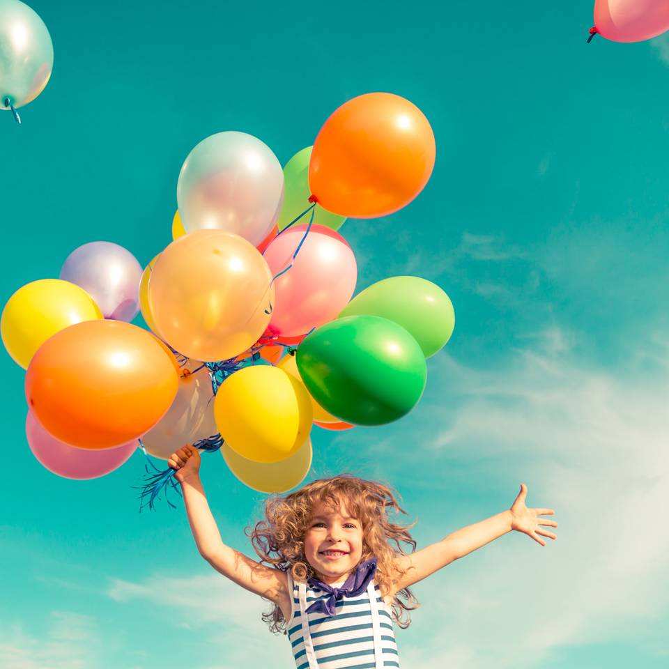 Barn med ballonger