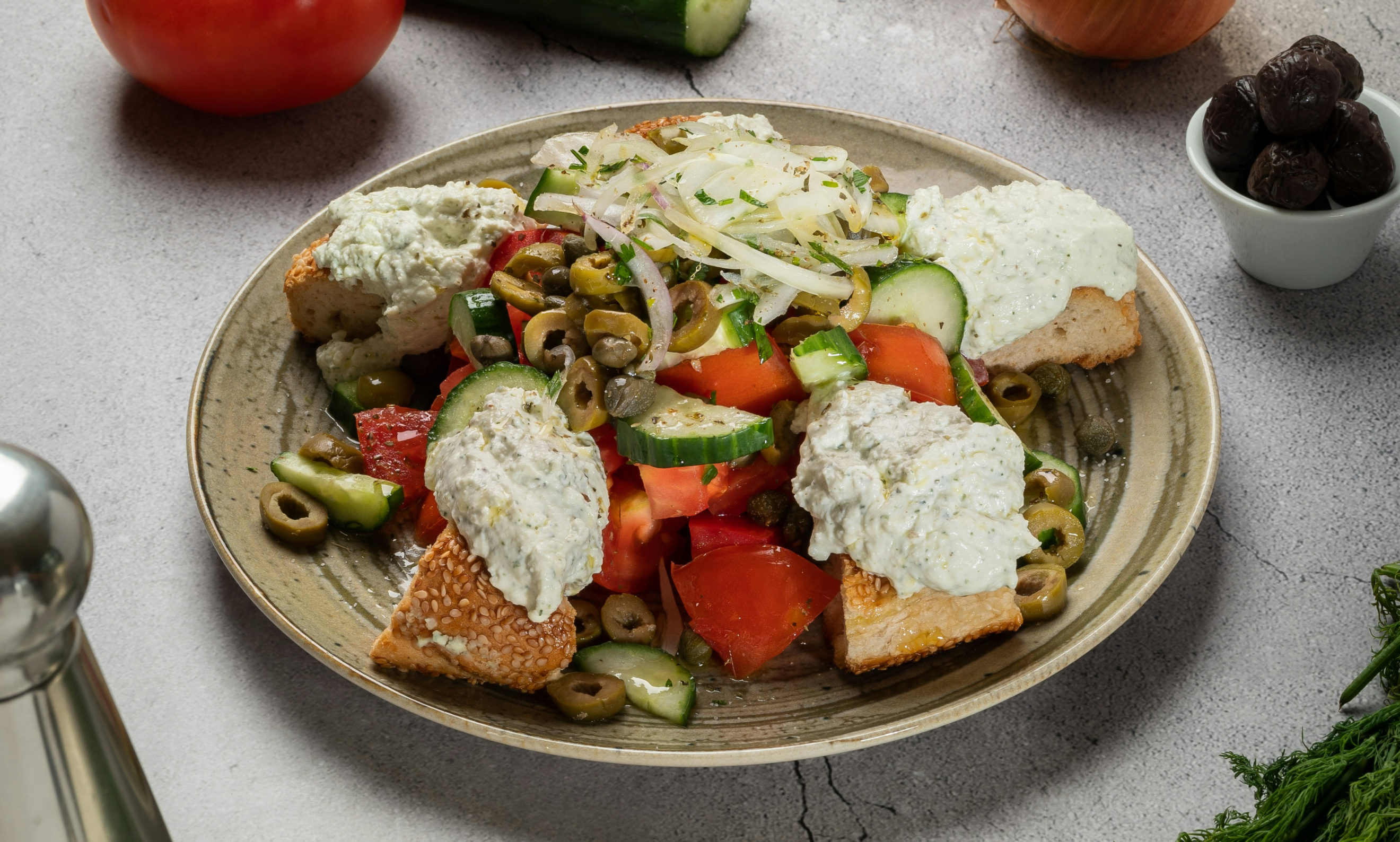 Salade with cheese and vegetables