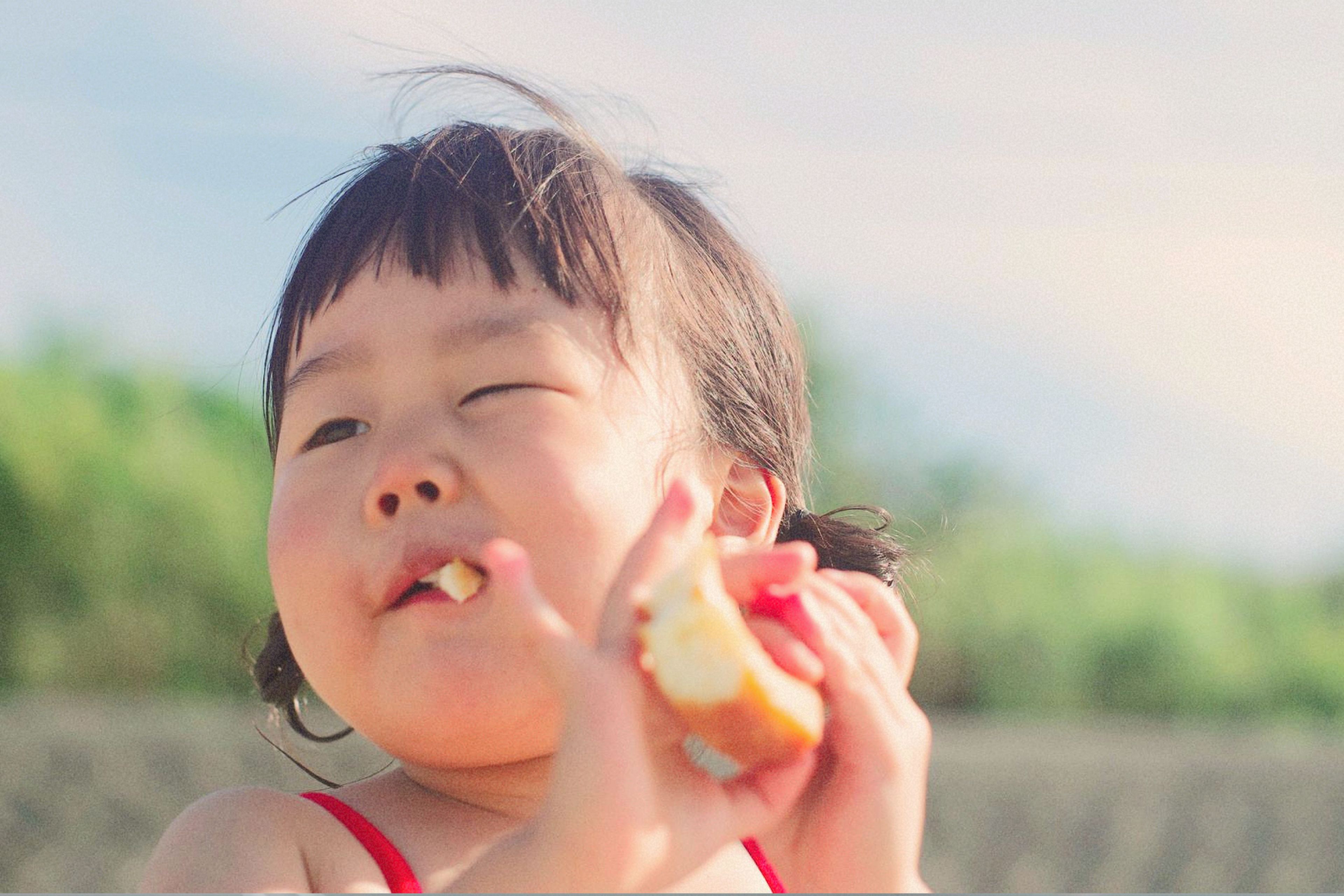 Kid eating apple