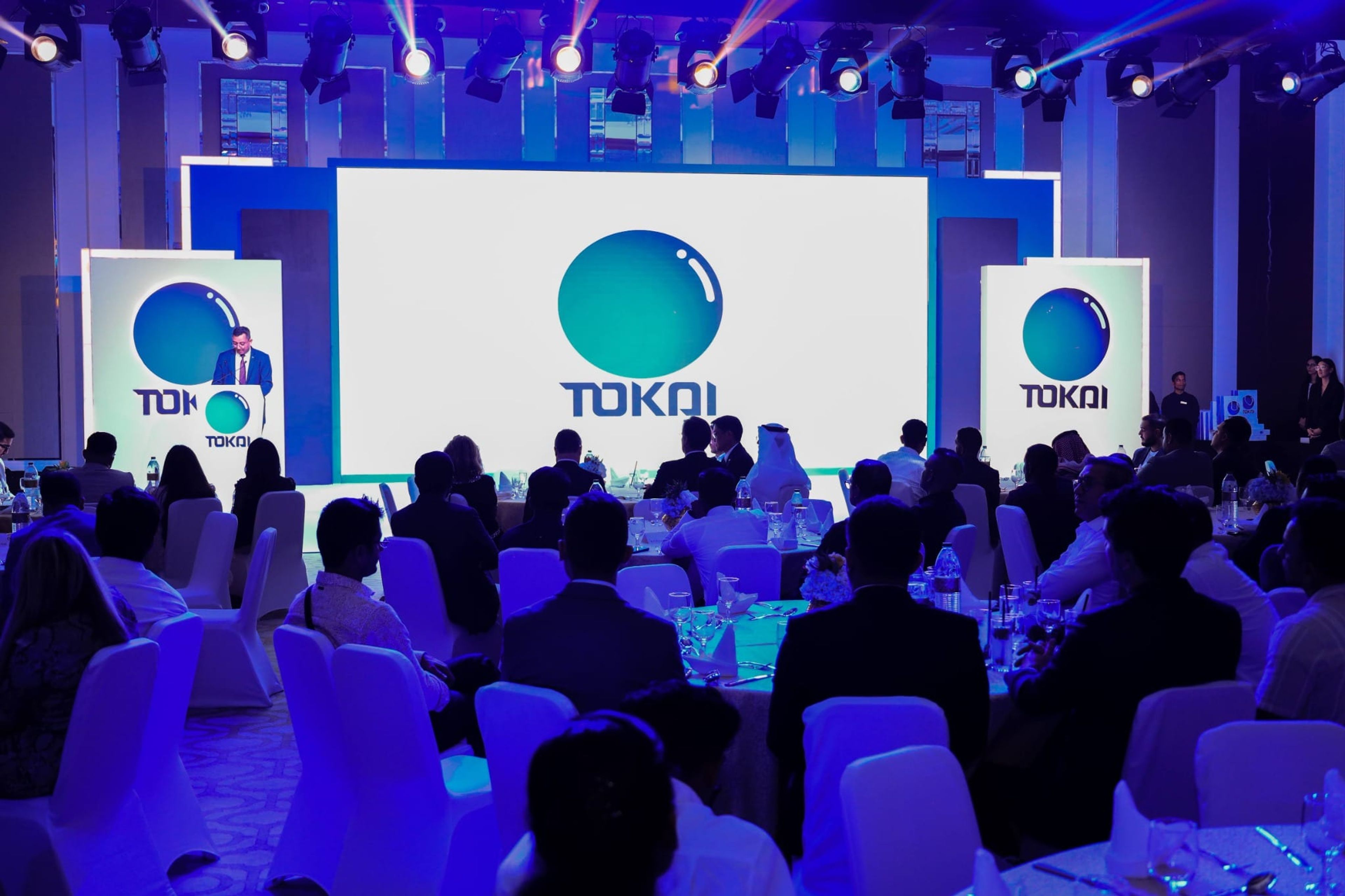 Guests watching the Tokai stage and LED screen during the awards dinner