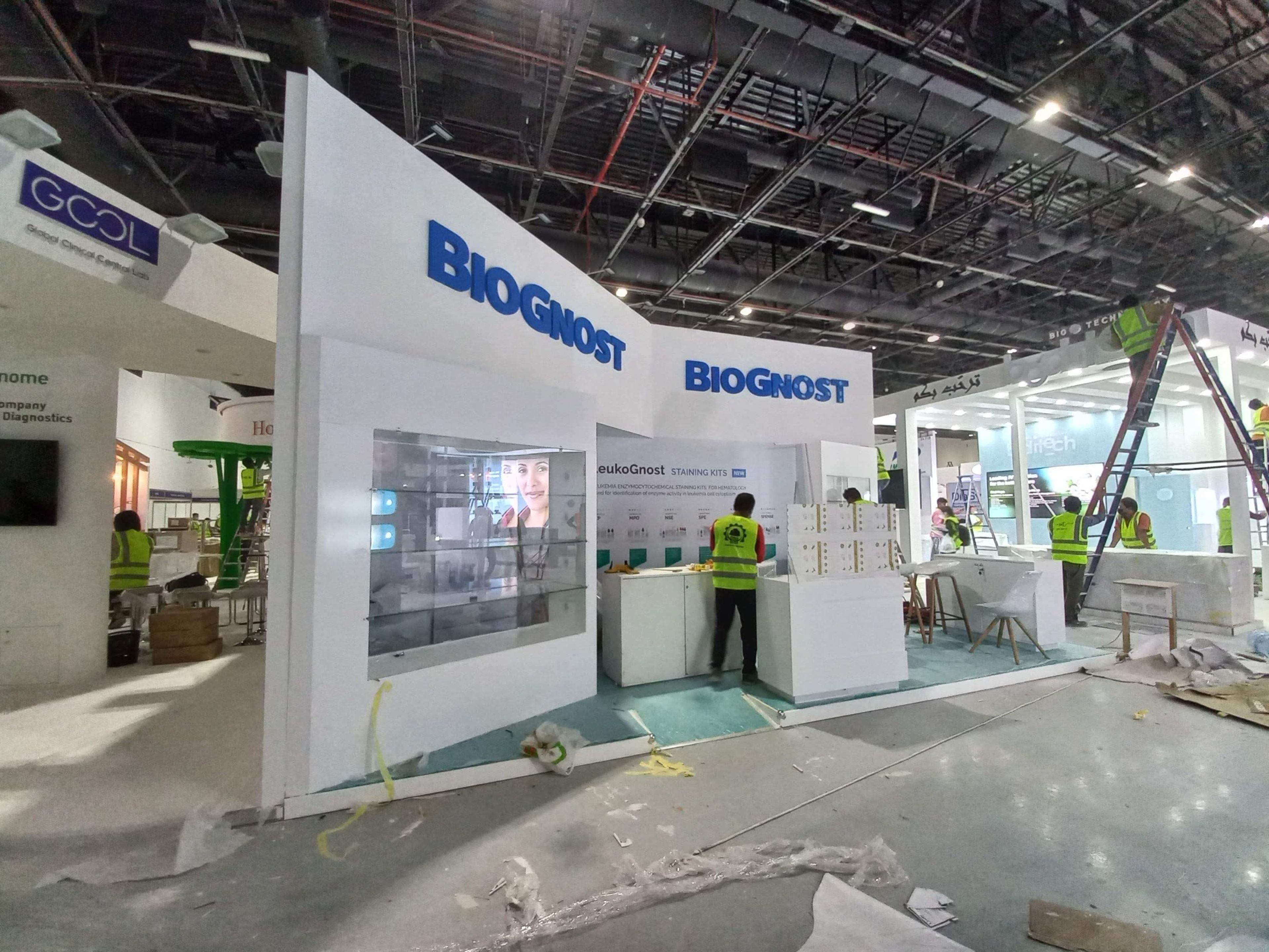 Bright exhibition stand with open meeting space and product displays