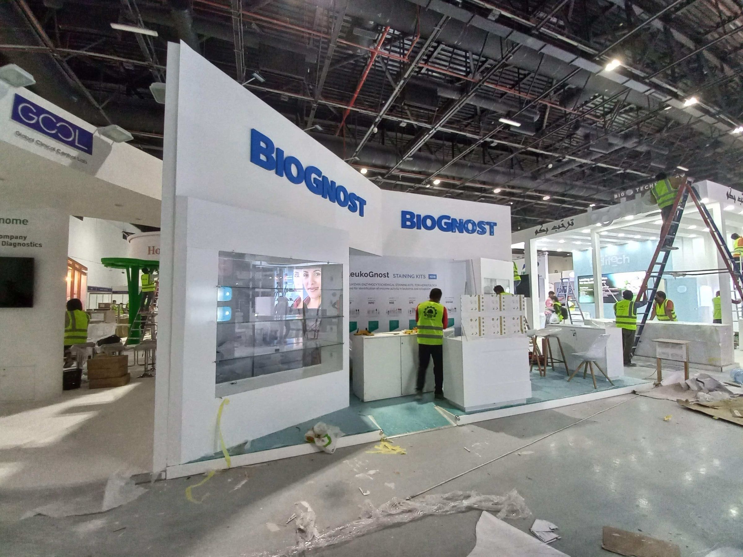 Bright exhibition stand with open meeting space and product displays