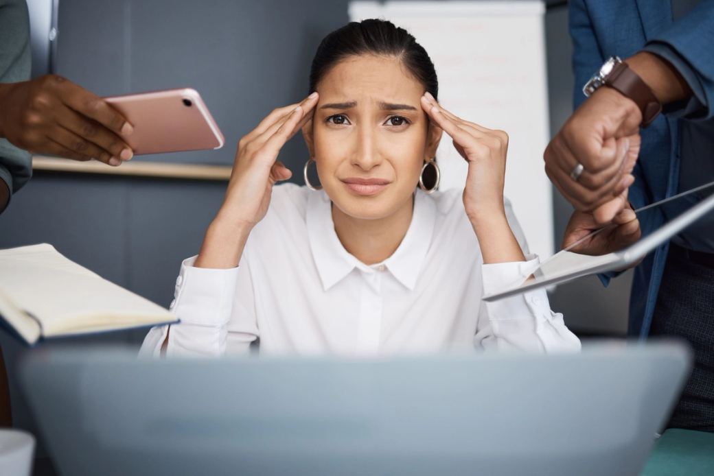 Retrato de una mujer de negocios con aspecto estresado en un entorno de oficina exigente