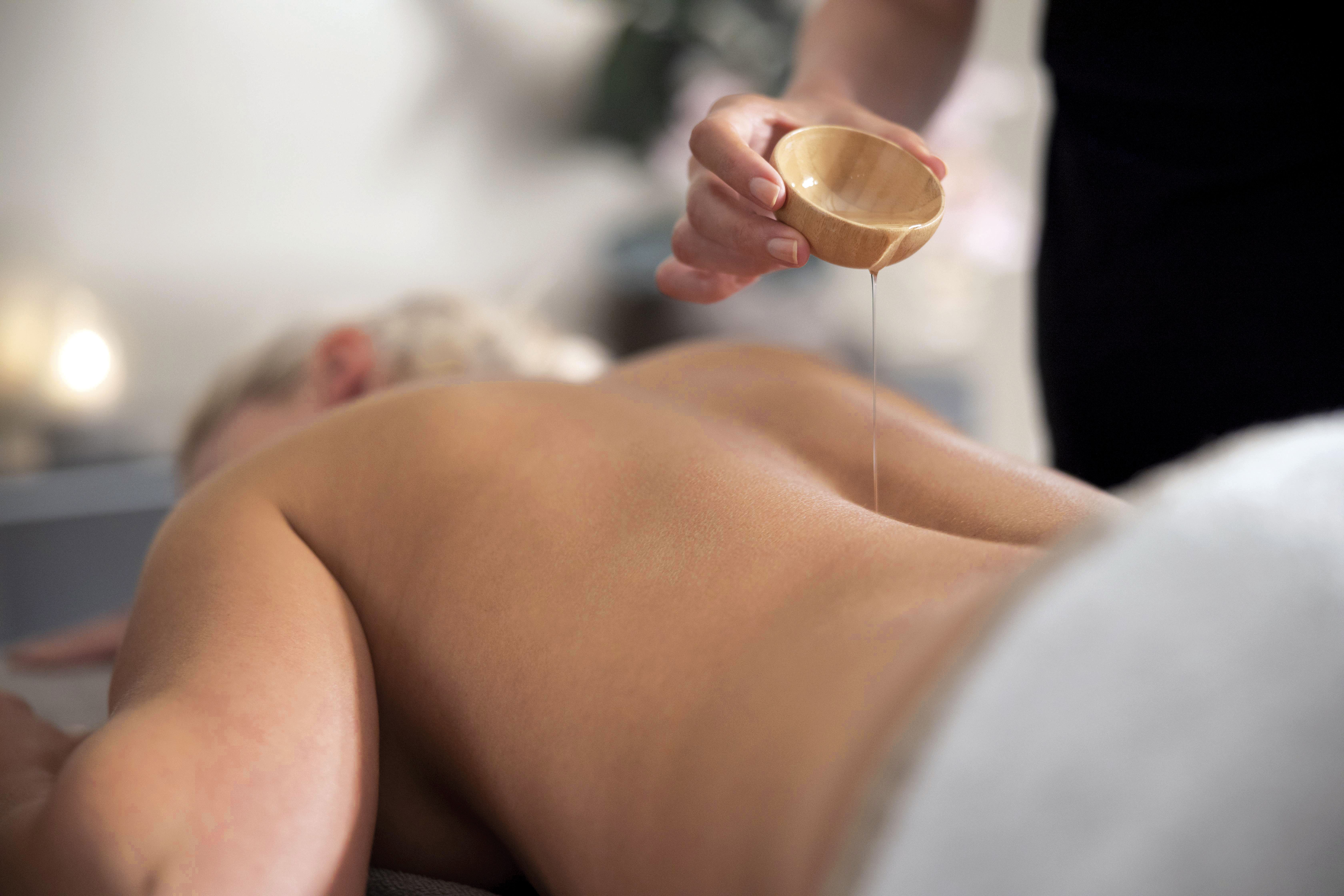 Cretan Beeswax Candle Massage: A Warm Ritual of Deep Skin Nourishment & Endemic Florals