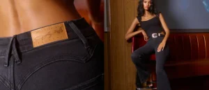 Woman sitting on a chair wearing Dolly's Joleans