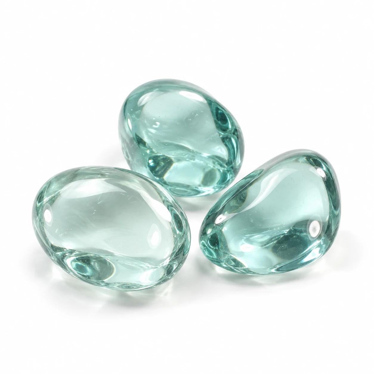 Verschillende exemplaren van Blue light Obsidiaan op een witte achtergrond