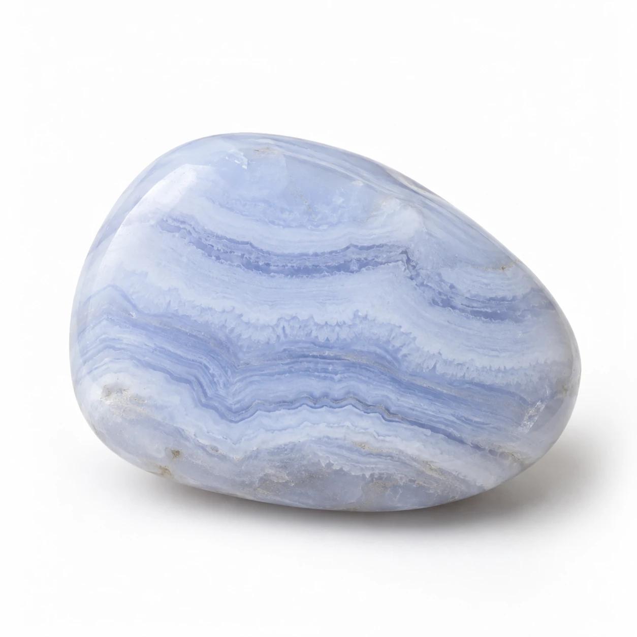 Lichtblauwe Blue Lace Agaat knuffelsteen met fijne witte bandtekening