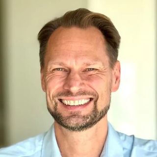 Dr. Andrej Busch