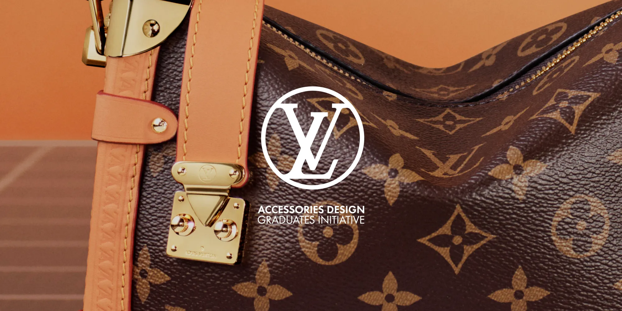 Un dettaglio ravvicinato di una borsa di lusso in tela monogrammata marrone mette in risalto la qualità artigianale dei componenti, come la tracolla in pelle chiara con impunture a contrasto e le chiusure metalliche dorate incise. Al centro dell'immagine, sovrapposto al pellame, compare il celebre logo circolare "LV" in bianco, accompagnato dalla scritta "ACCESSORIES DESIGN GRADUATES INITIATIVE". Lo sfondo sfocato dai toni aranciati e caldi enfatizza l'eleganza del prodotto, suggerendo un contesto legato all'alta formazione nel settore della moda e del design degli accessori.