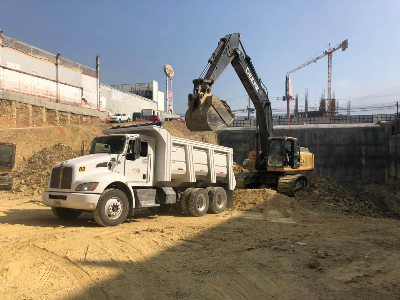 Acarreo y transporte de materiales — PUCSA Maquinaria