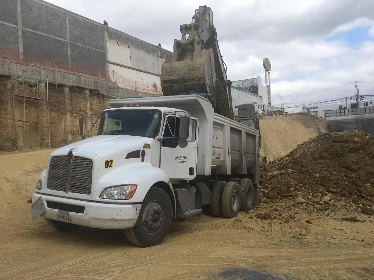 Acarreo y transporte de materiales — PUCSA Maquinaria
