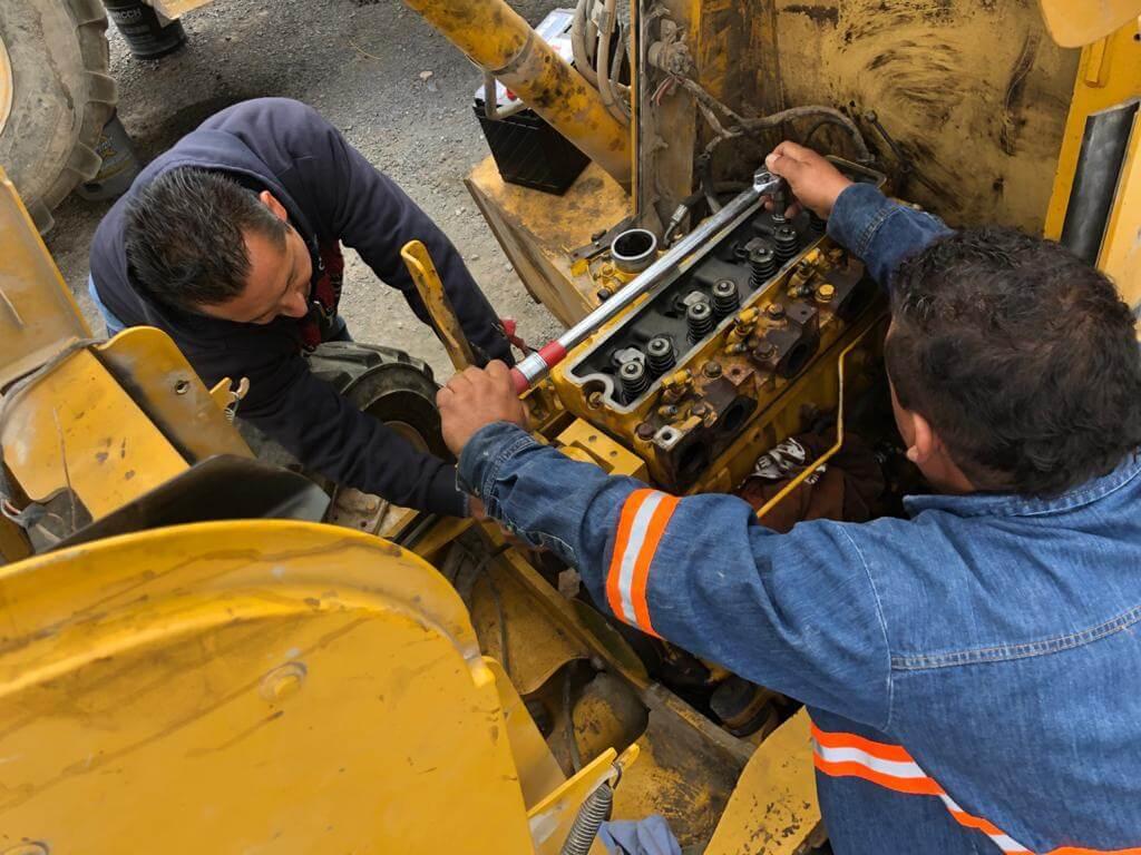 Equipo técnico de PUCSA reparando el motor de una máquina en Monterrey