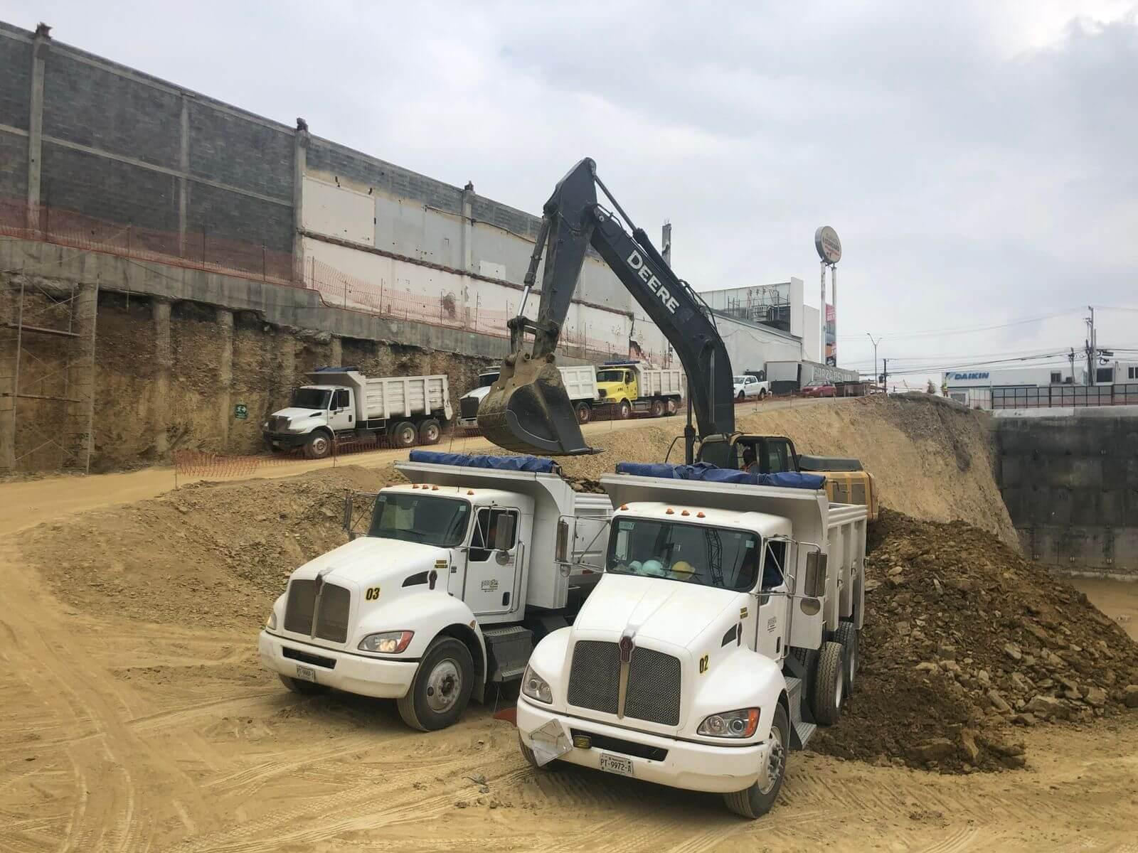 Acarreo y transporte de materiales — PUCSA Maquinaria
