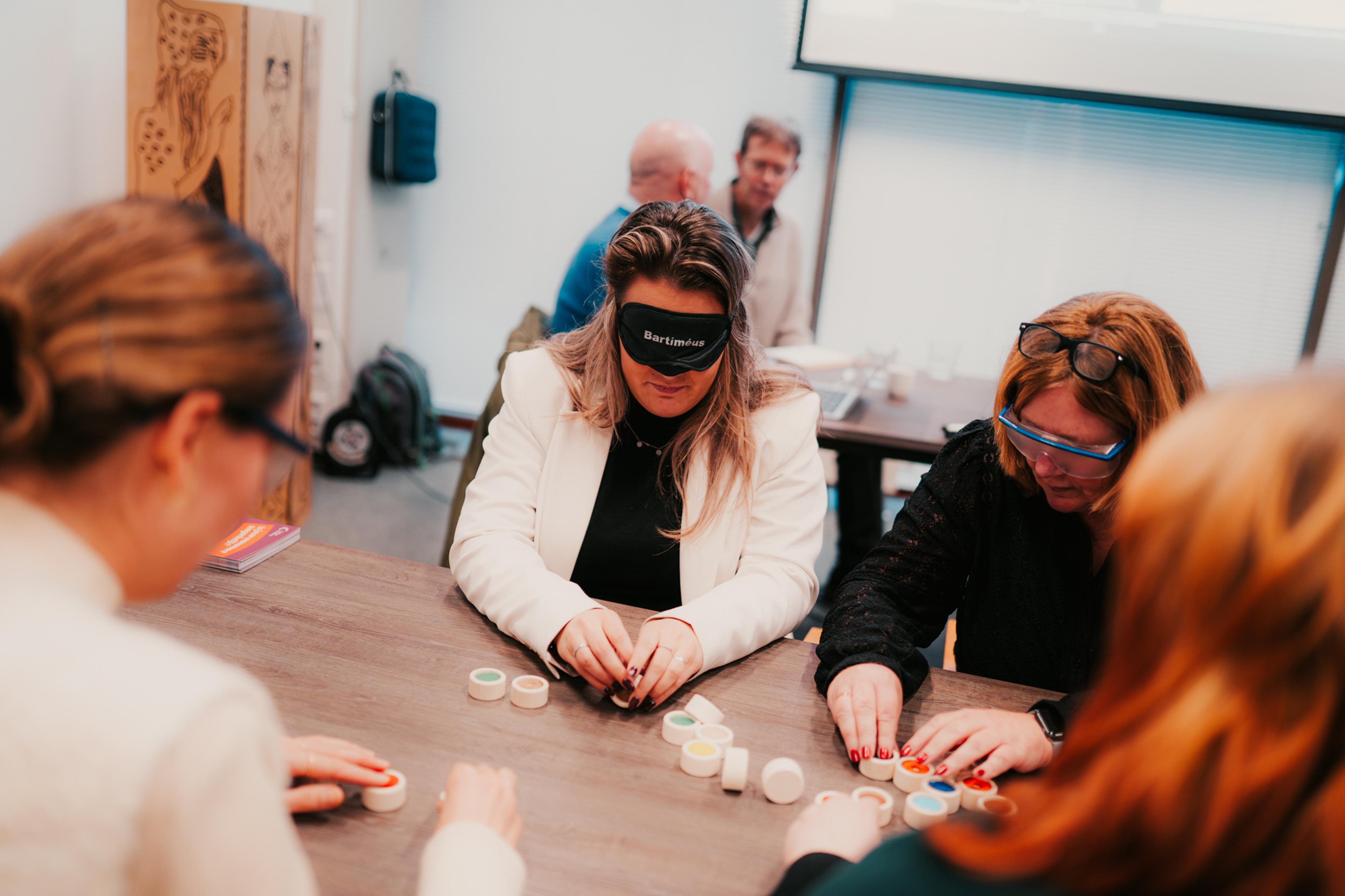 Mensen voelen objecten met blinddoek om