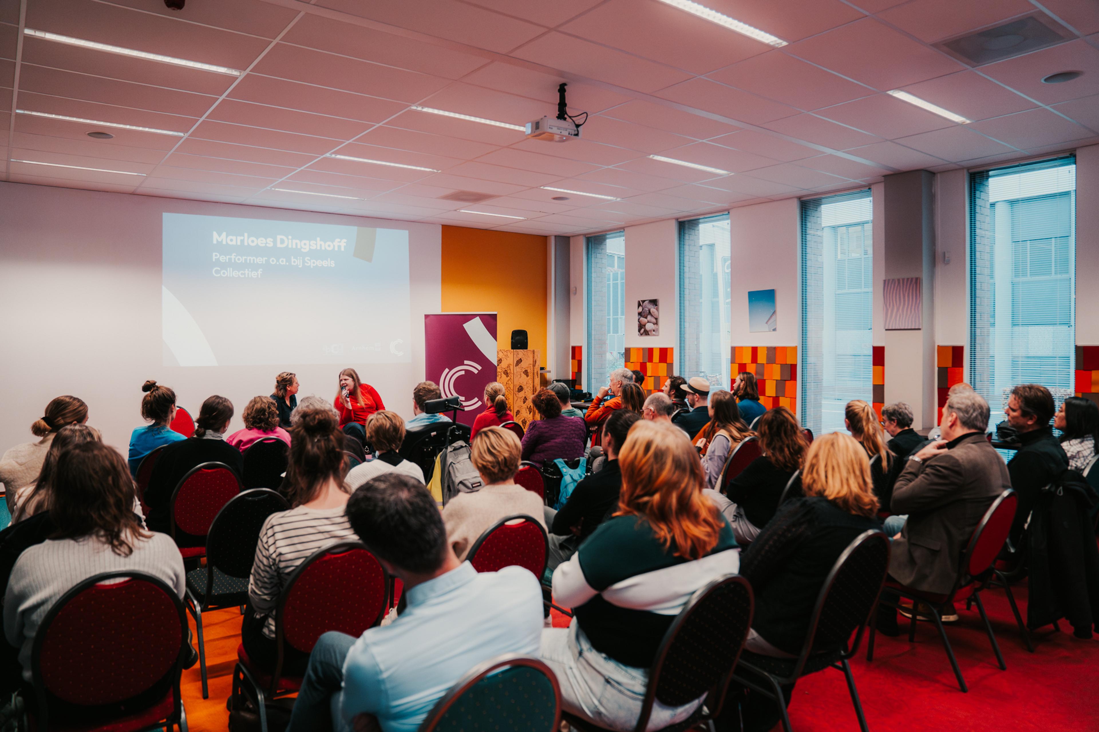 Groep mensen in een zaal 