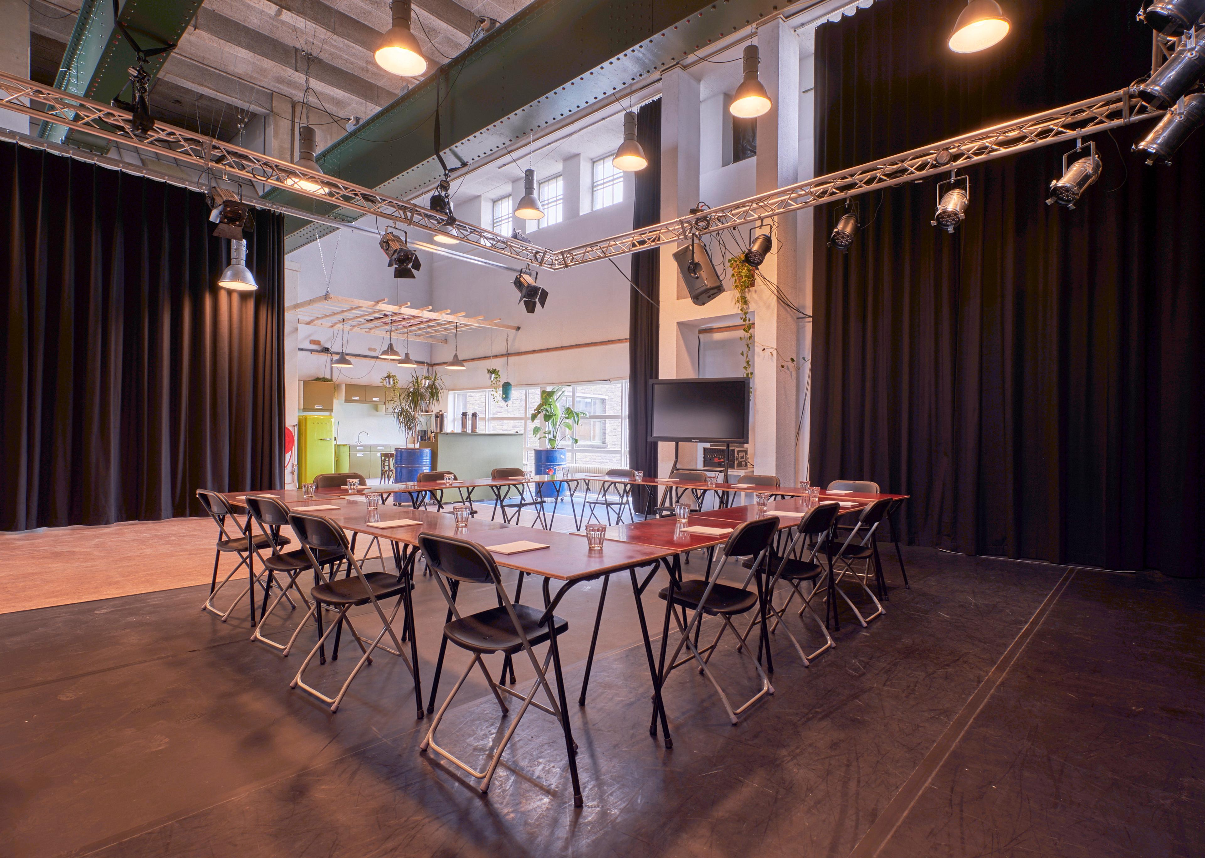 Foto van de zaal met vergaderopstelling