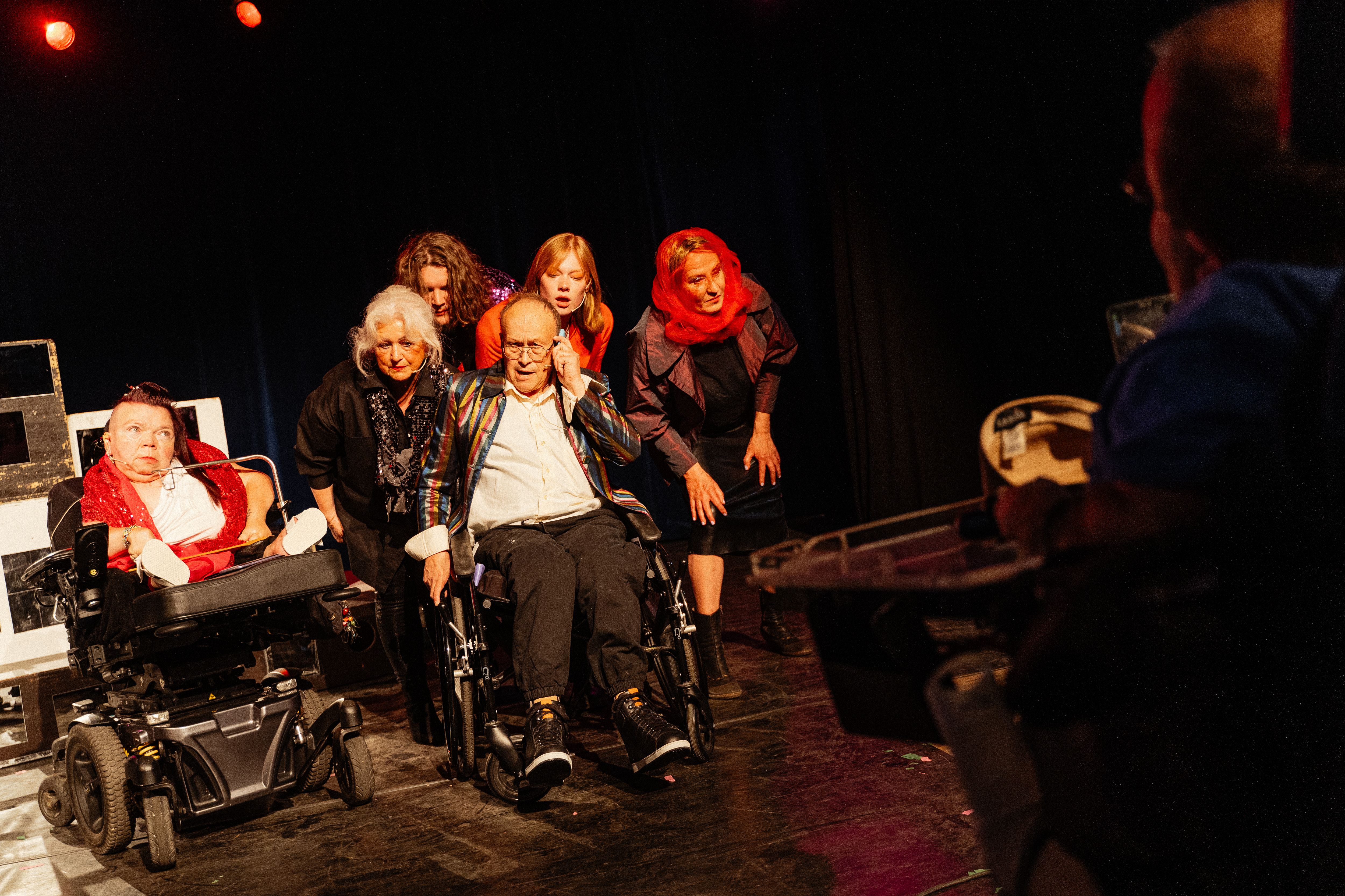 Foto van een optreden van Speels Collectief op Hoogte80 Festival in Arnhem, met twee spelers in een rolstoel
