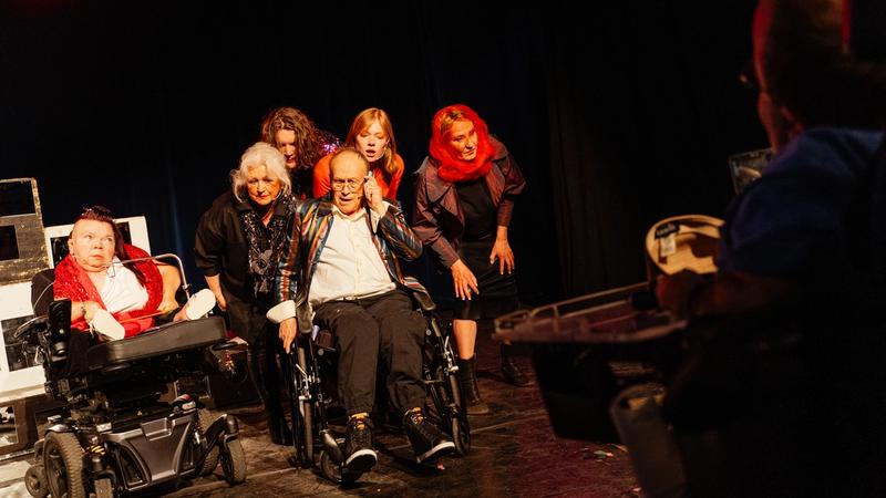 Foto van een optreden van Speels Collectief op Hoogte80 Festival in Arnhem, met twee spelers in een rolstoel