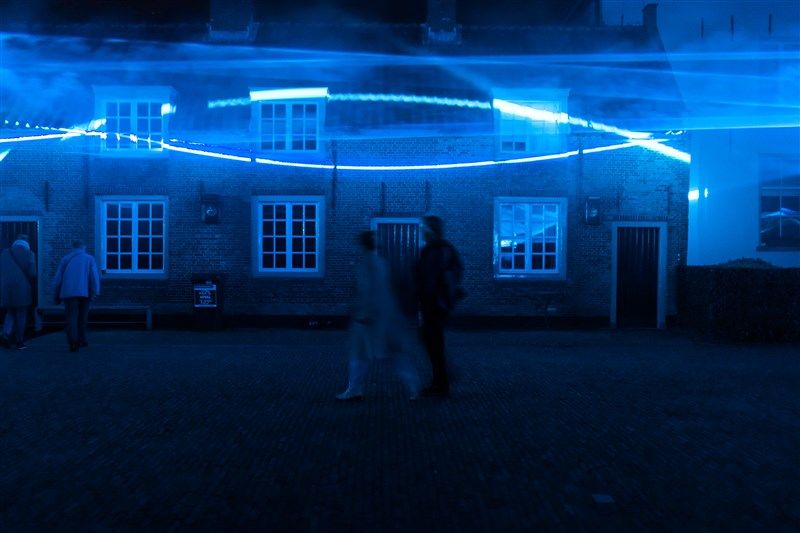 Bezoekers bij Waterlicht van Daan Roosegaarde op Kasteel Loevestein