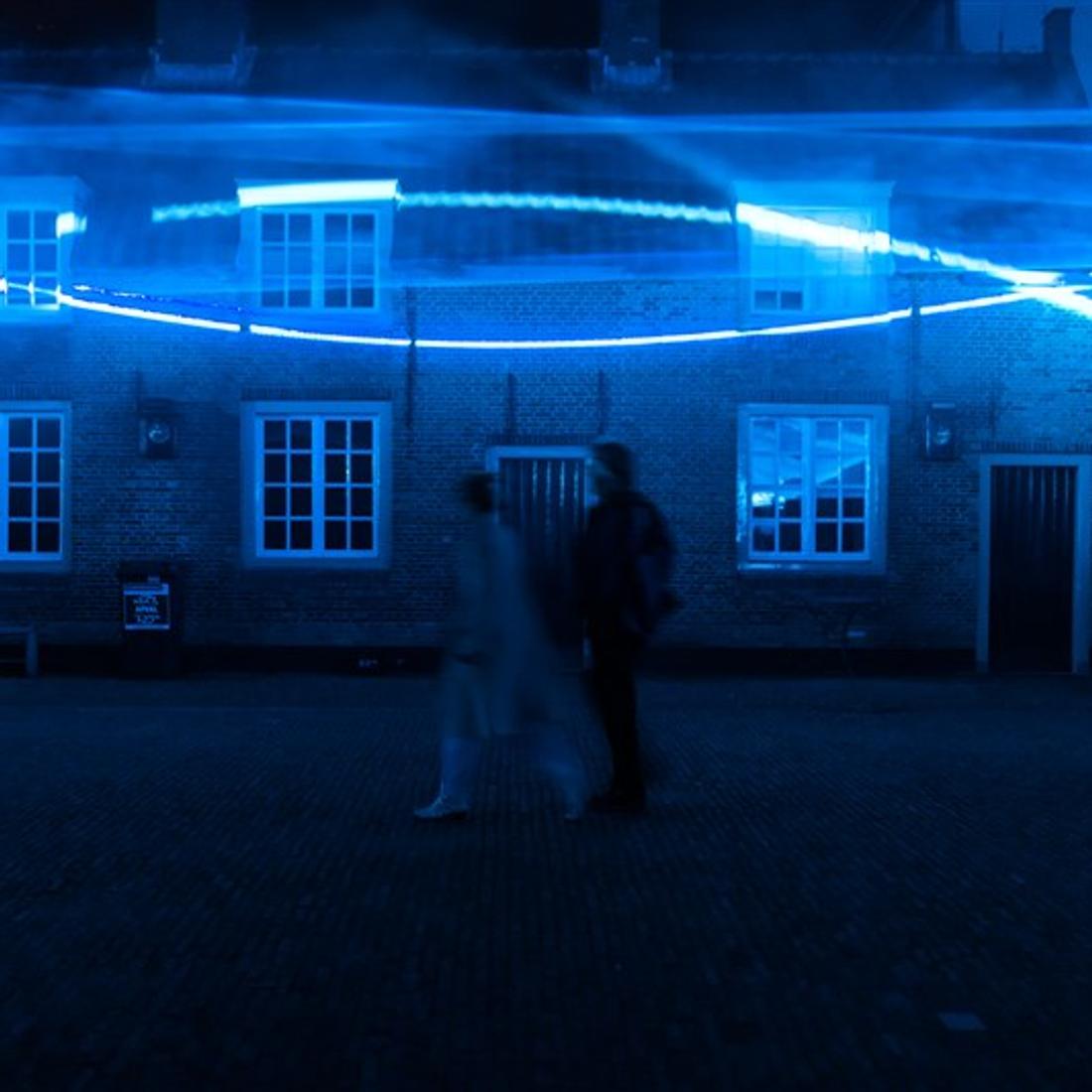Bezoekers bij Waterlicht van Daan Roosegaarde op Kasteel Loevestein