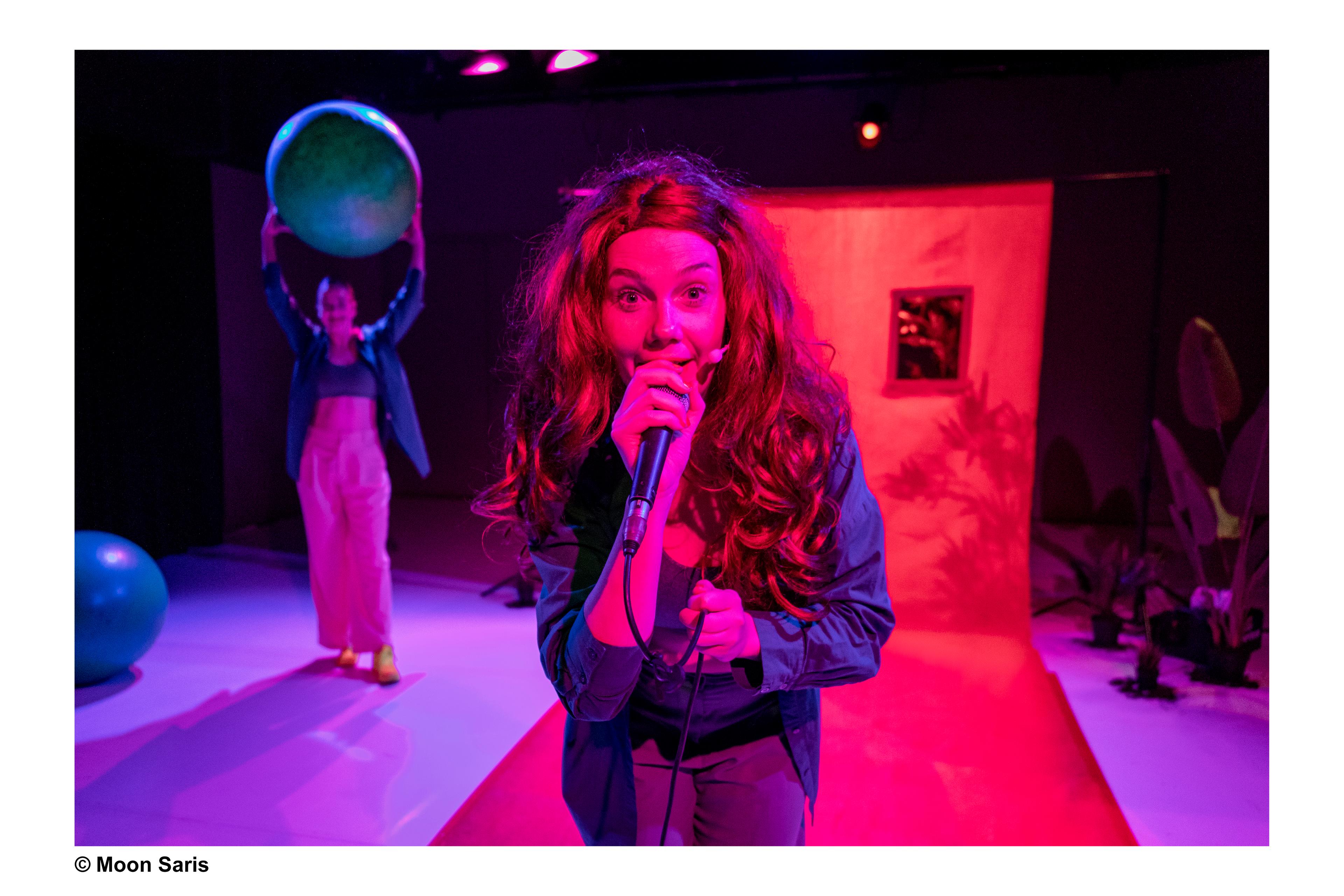 Actrice kijkt in de camera en spreek in een microfoon