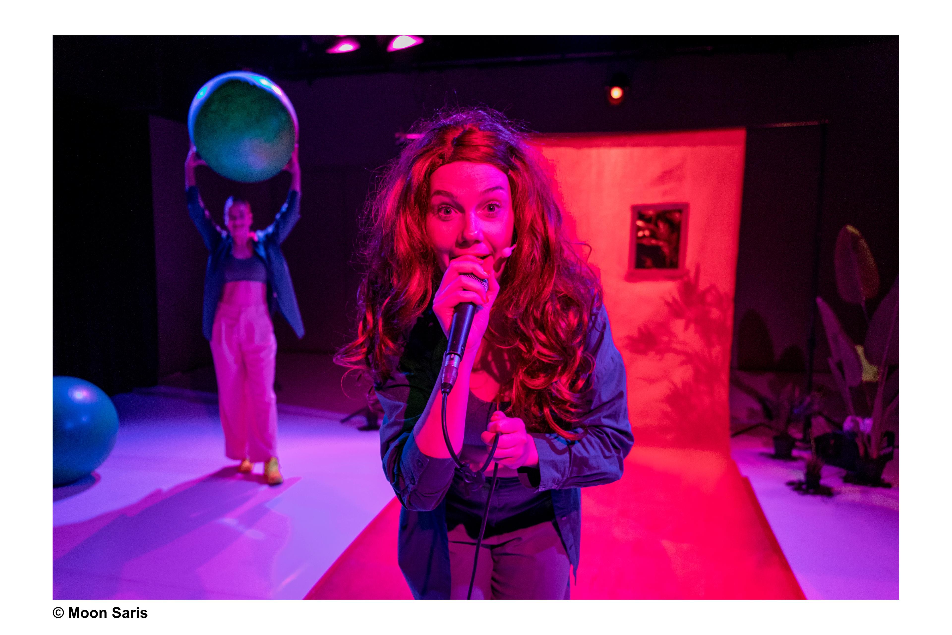 Actrice kijkt in de camera en spreek in een microfoon