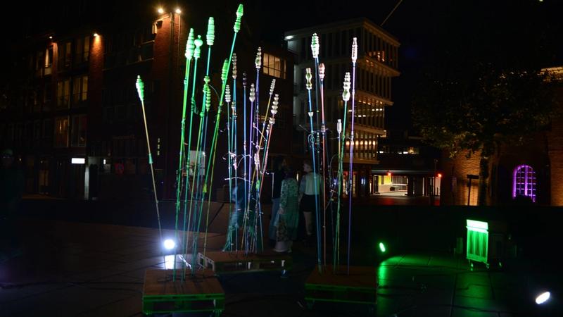 Een foto van het project Dancing Dunes tijdens de Kunstnacht in Nijmegen