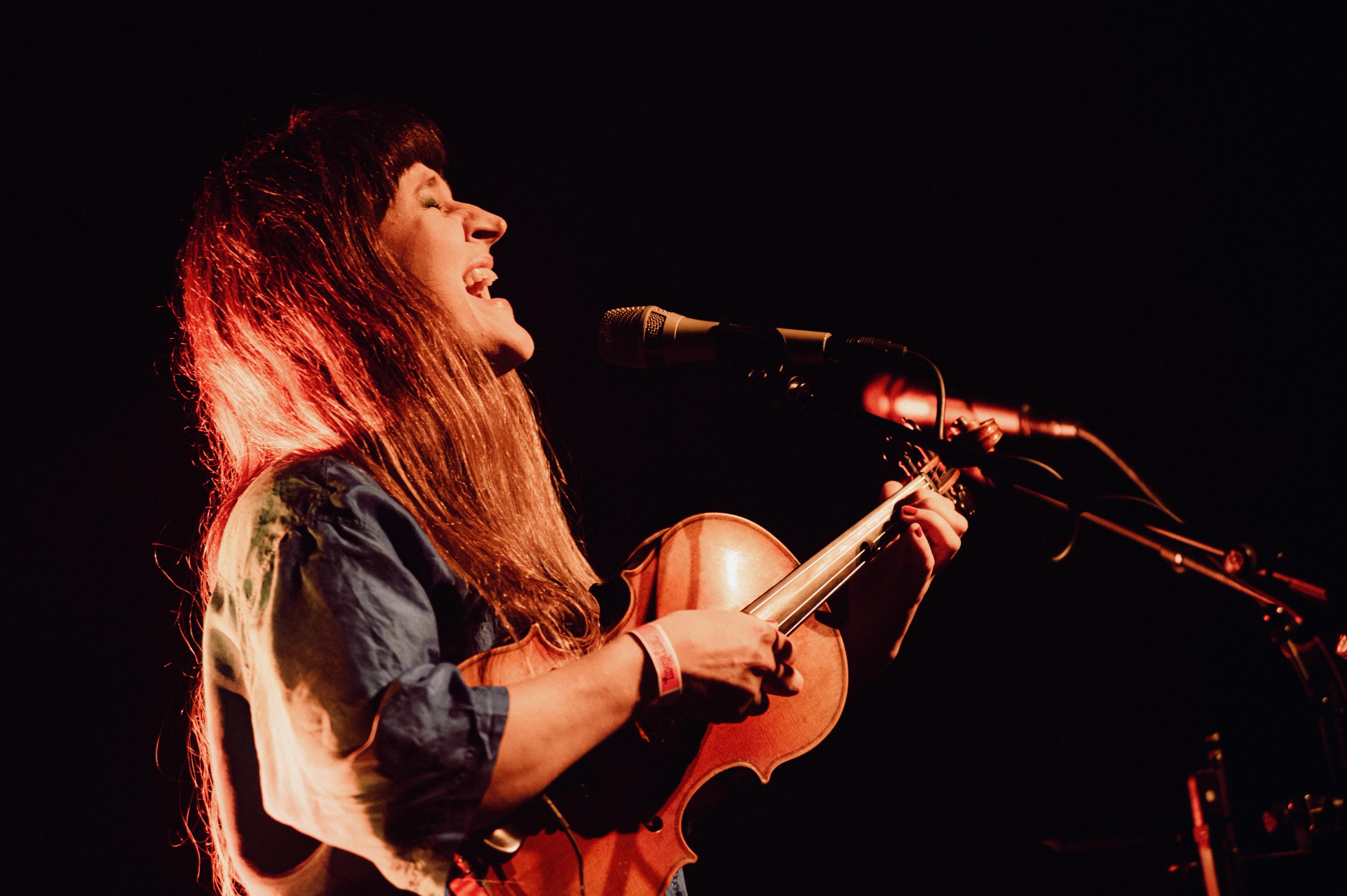 Foto van zangeres met viool