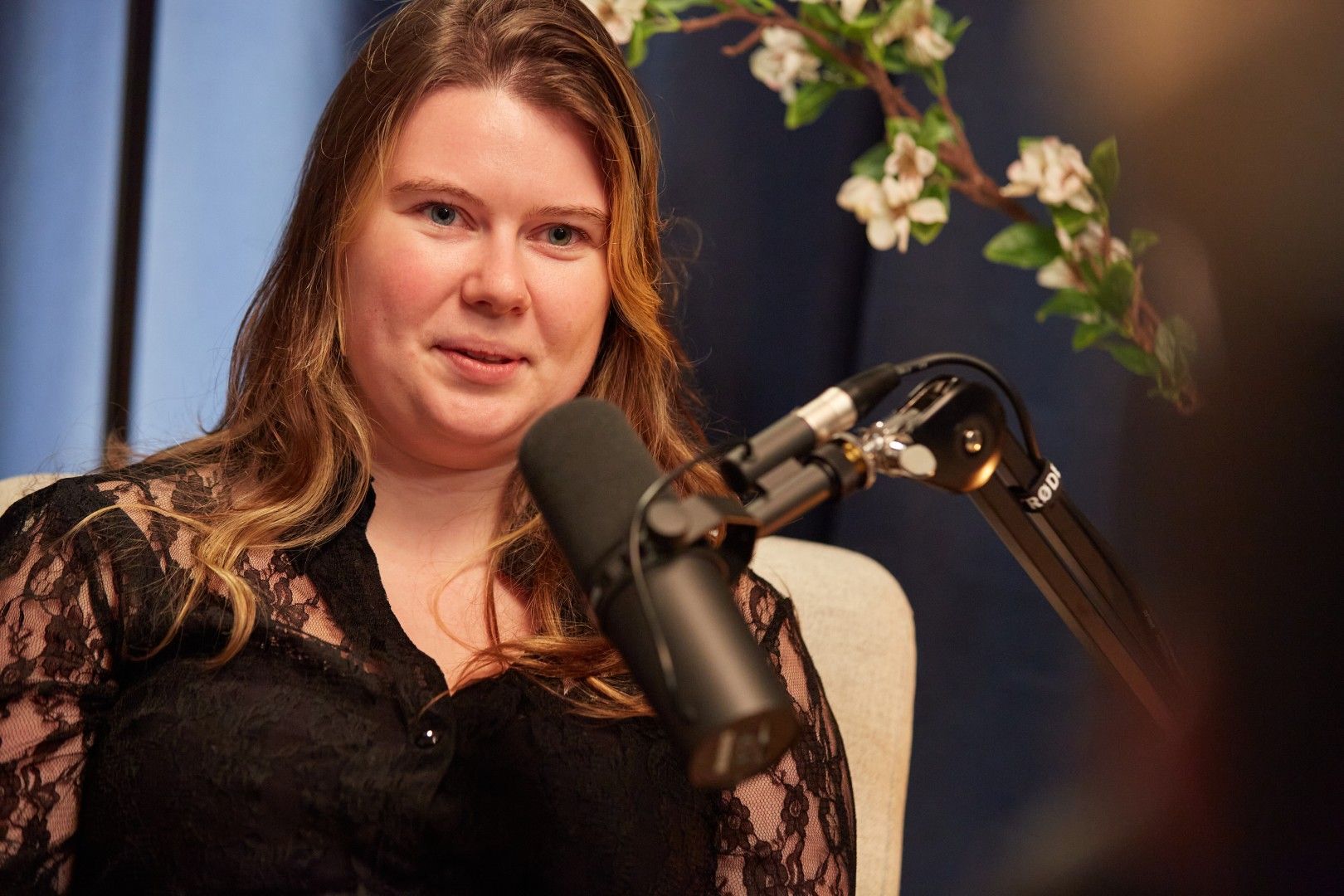 Vrouw met microfoon.