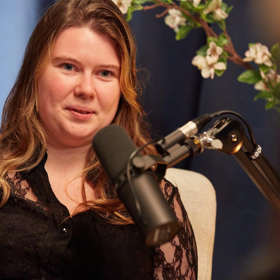 Vrouw met microfoon.