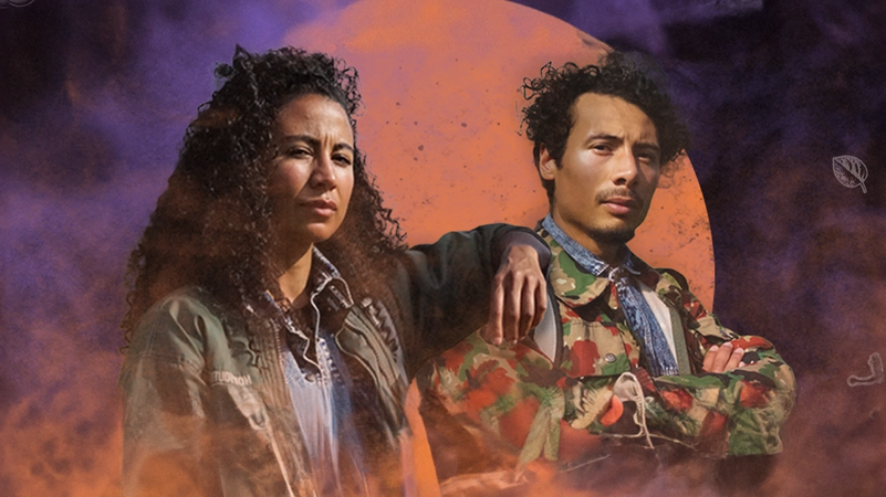 Een portret van de twee presentatoren als promotie van de webserie.