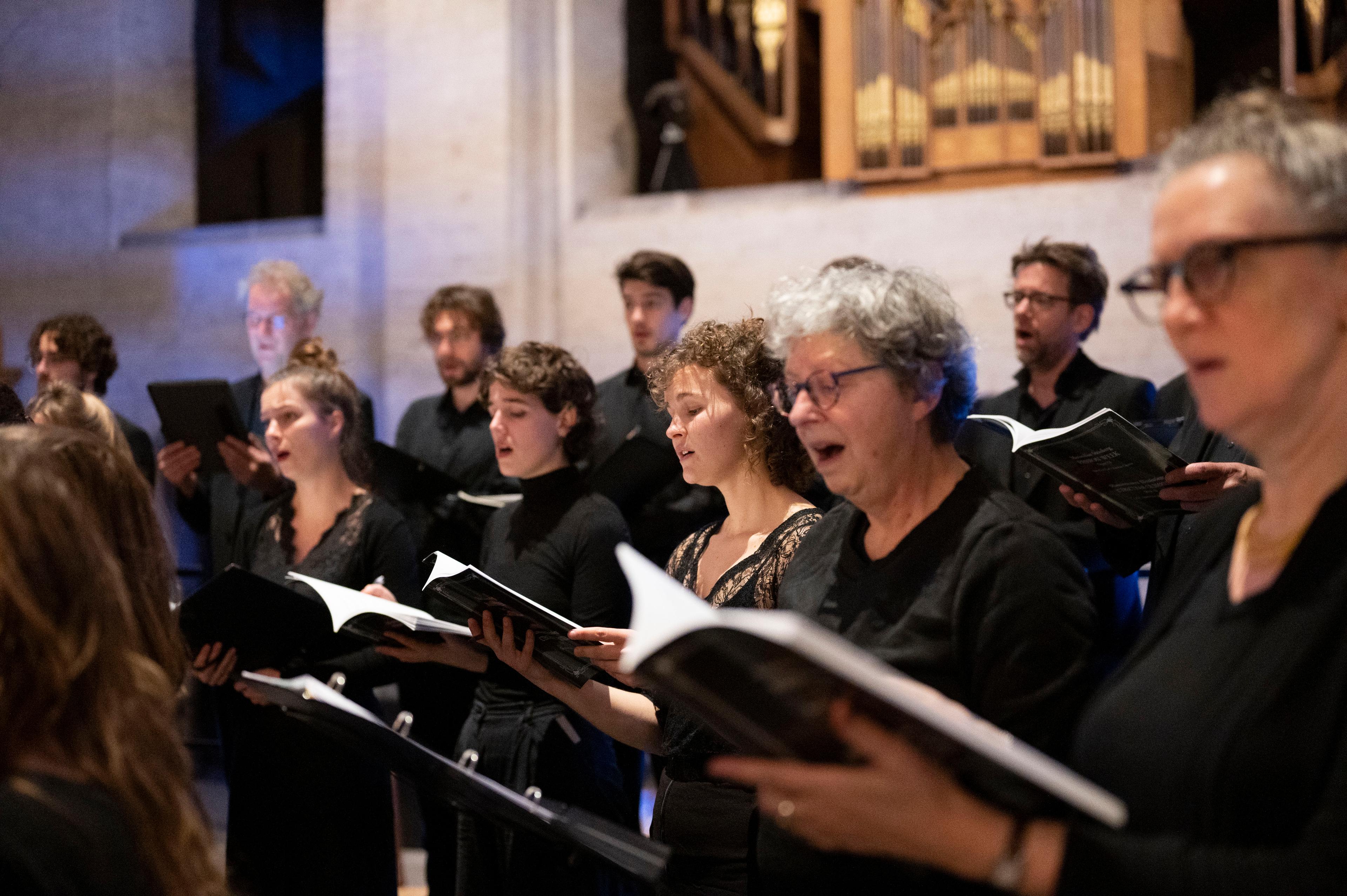 Foto van de koorleden zingend.