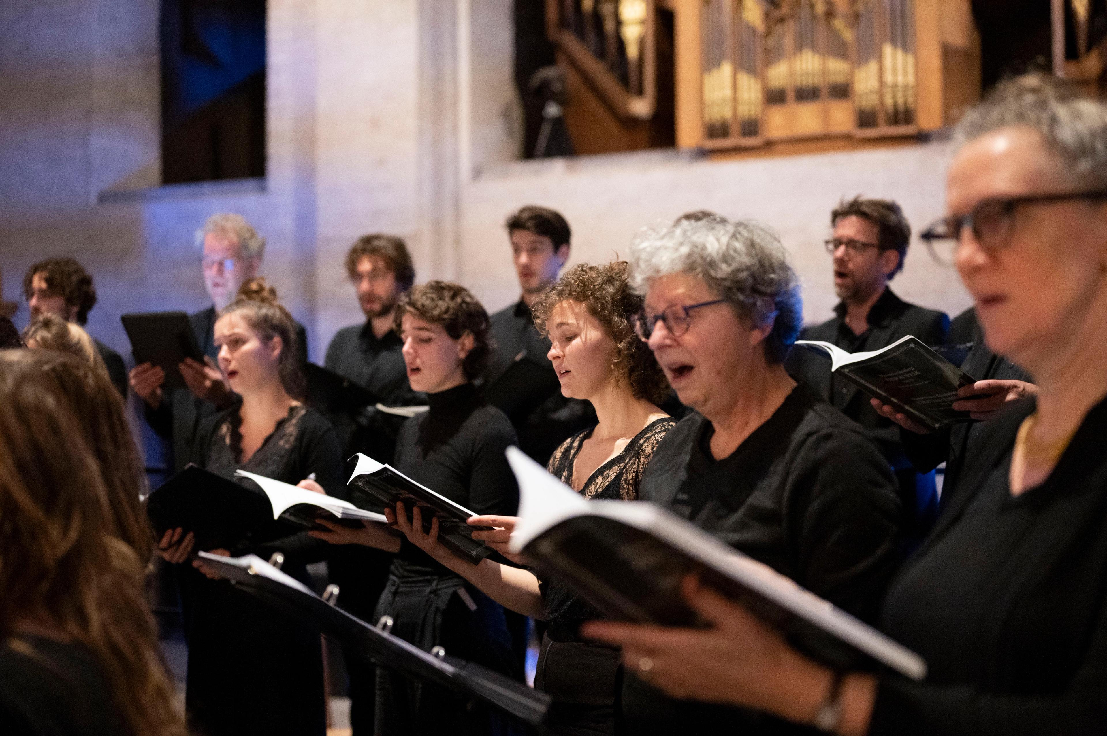 Foto van de koorleden zingend.