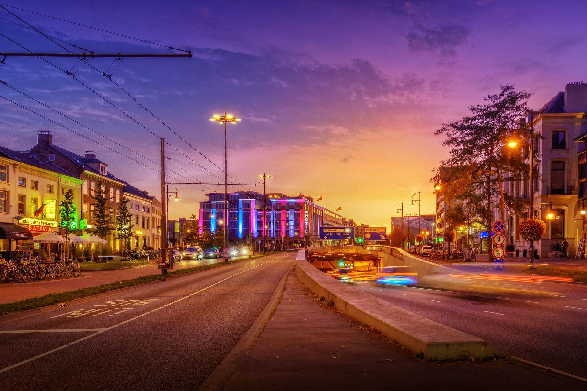 Foto van Willemsplein, in de avond genomen