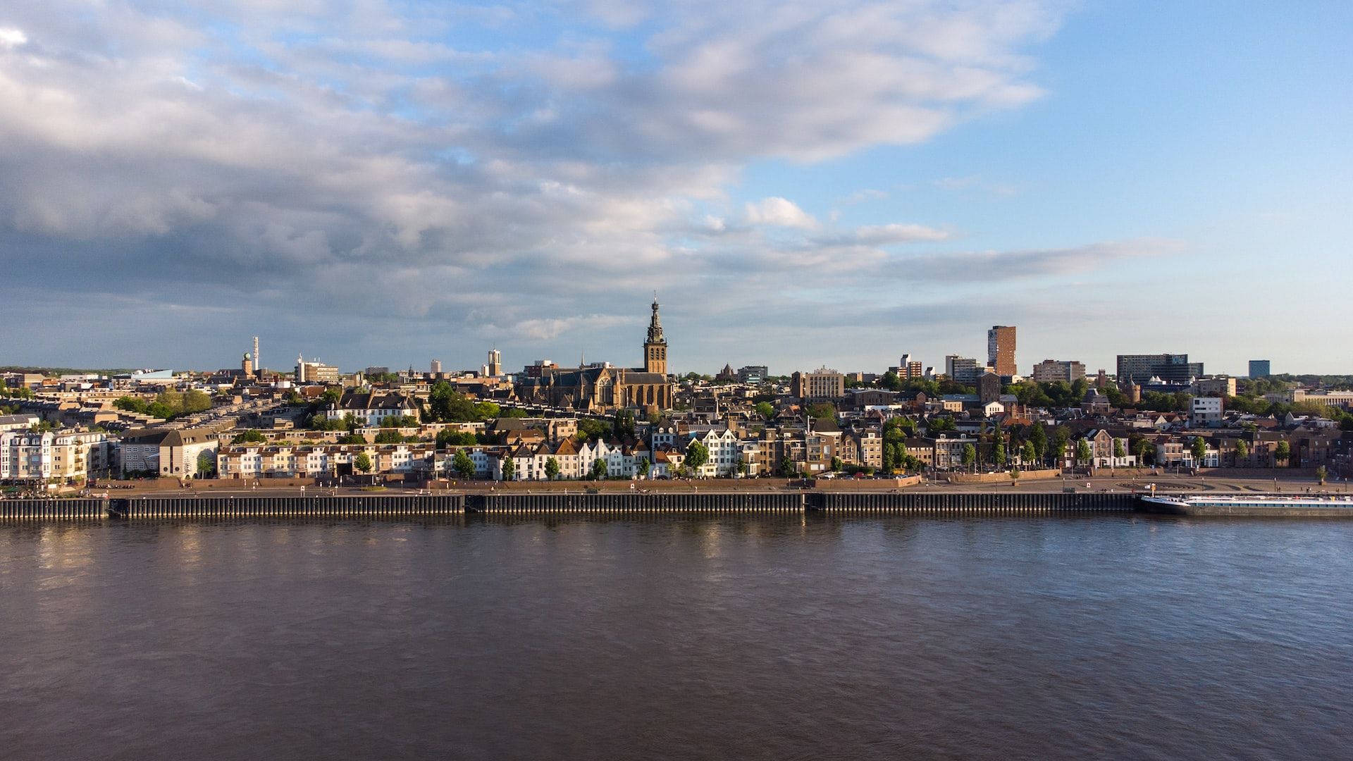 Foto van de kade en het stadsaanzicht van Nijmegen