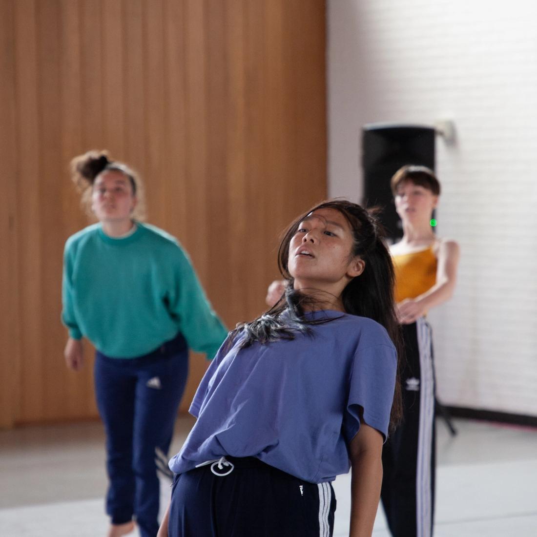 Een dansen is aan het repeteren