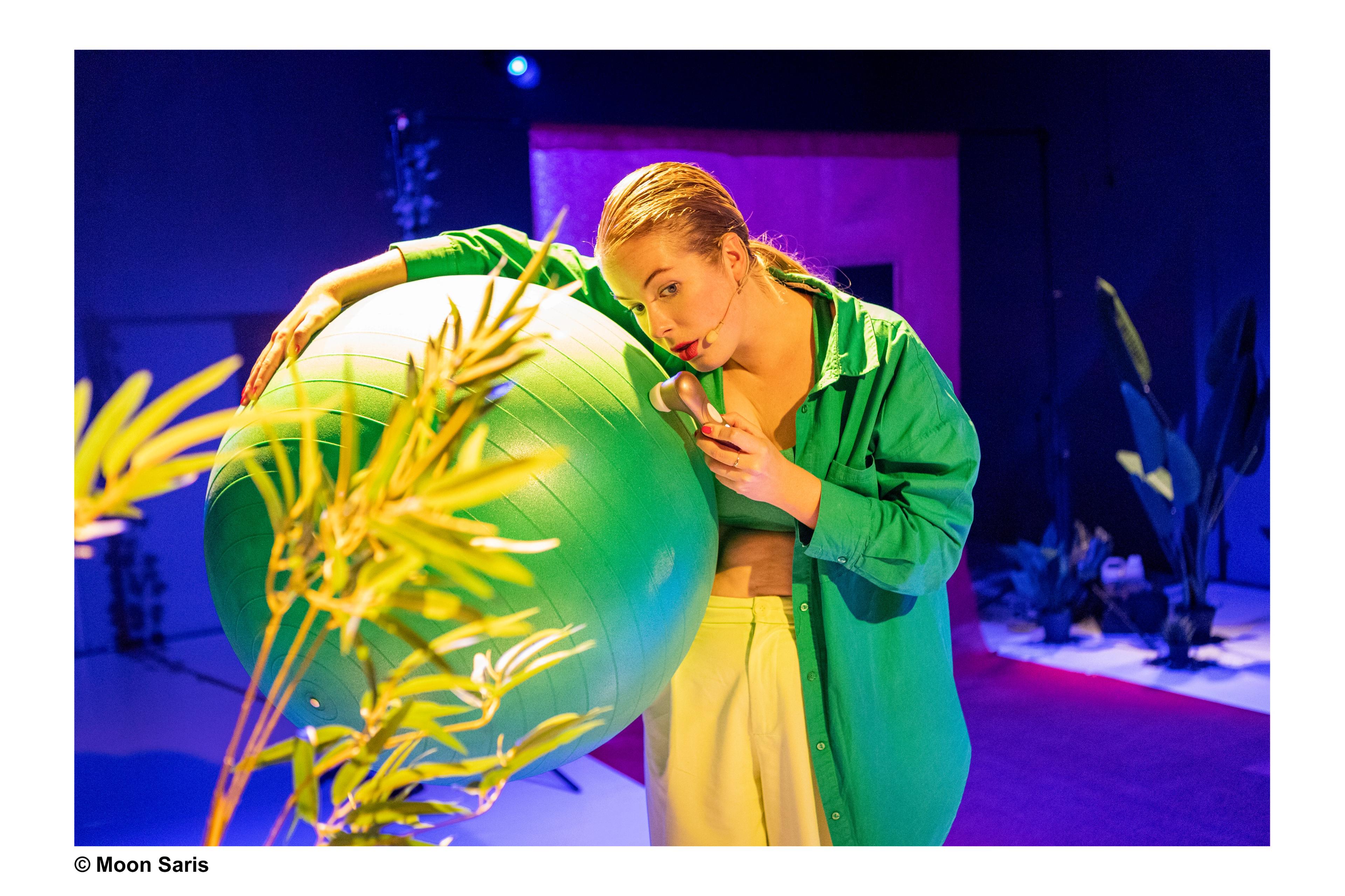 Actrice op een podium