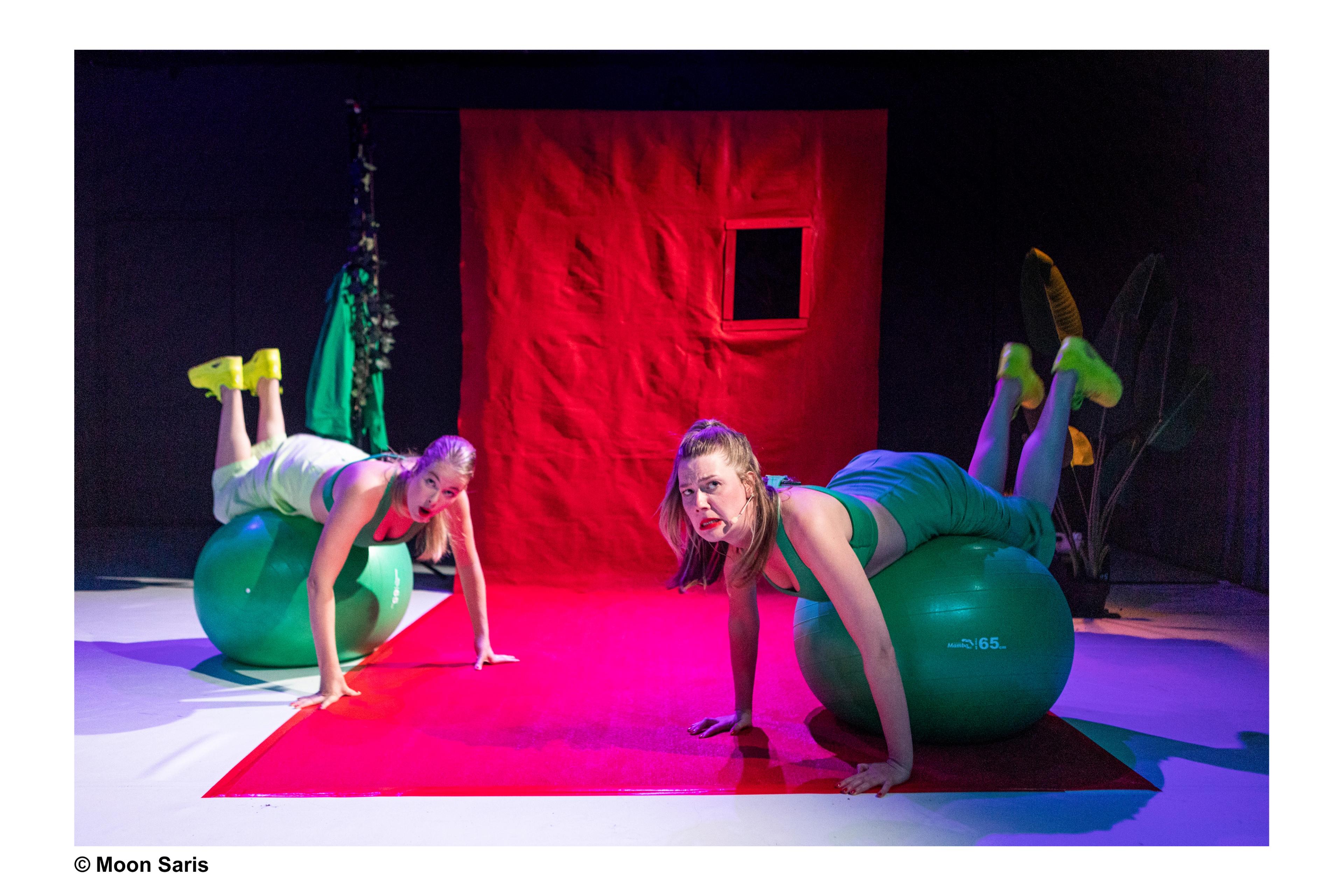 Actrices rollen op een grote bal op het podium