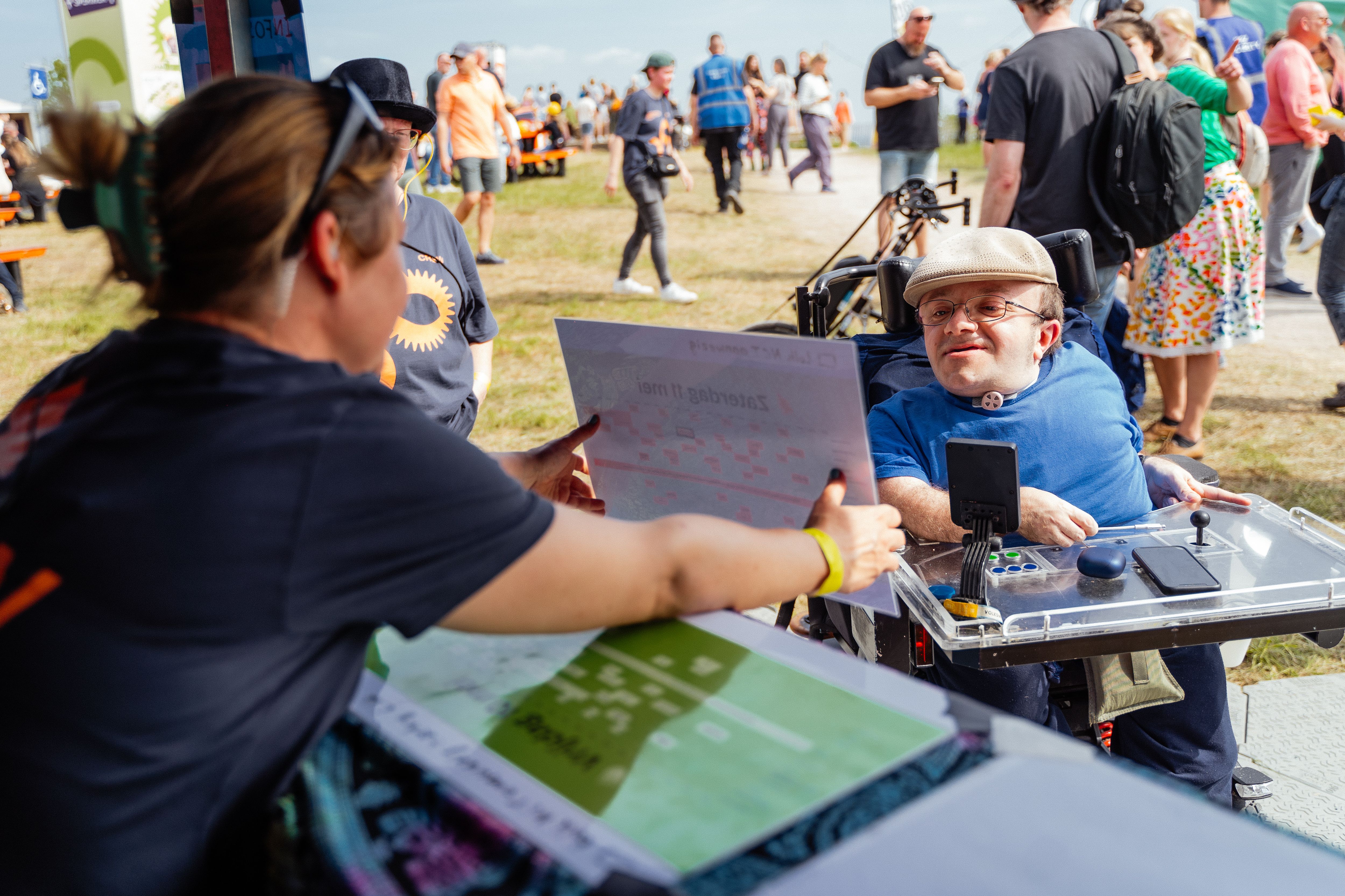 Foto van een menukaart aan de bar die wordt getoond aan een bezoeker in een scootmobiel