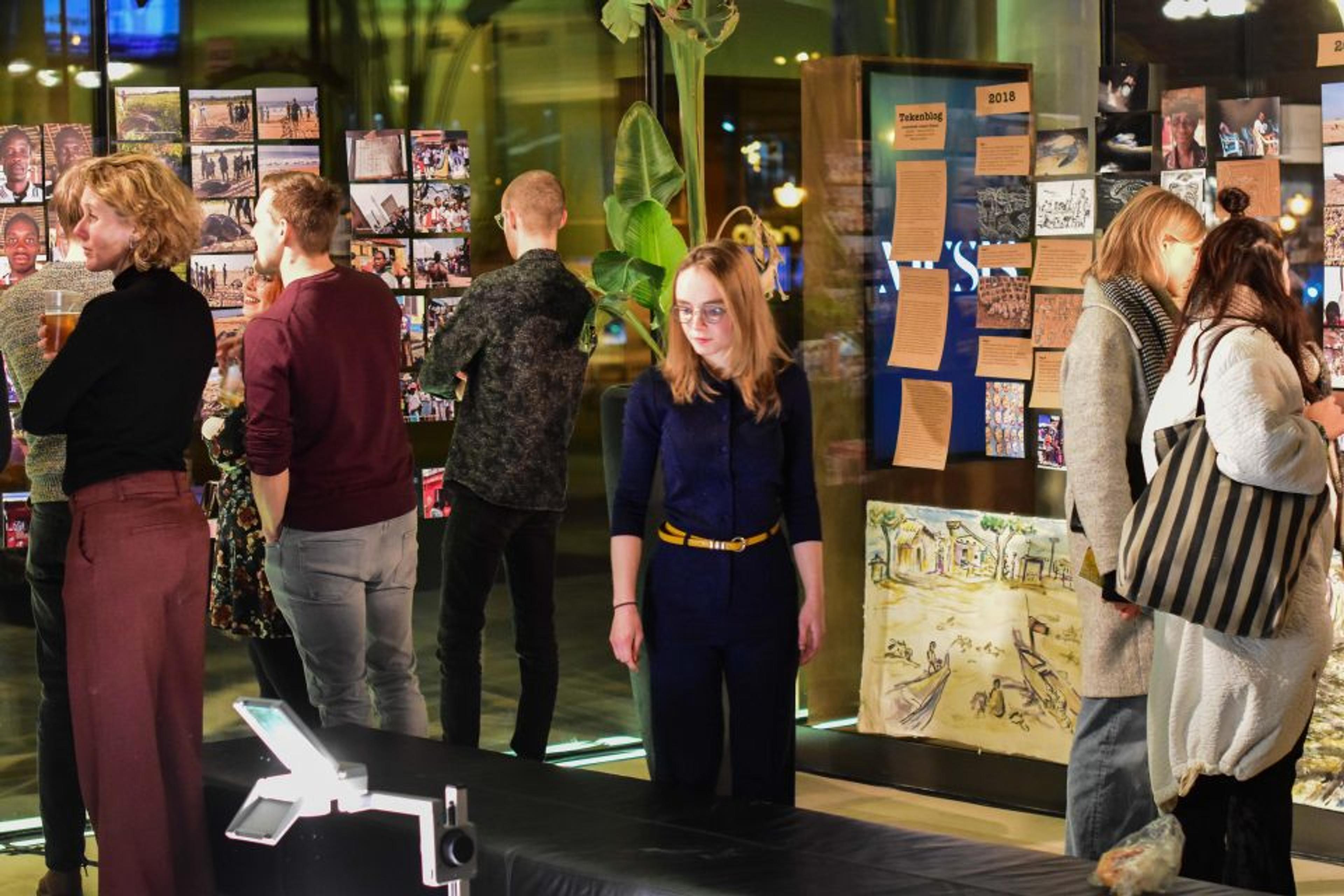 Mirthe Dokter in haar expositie