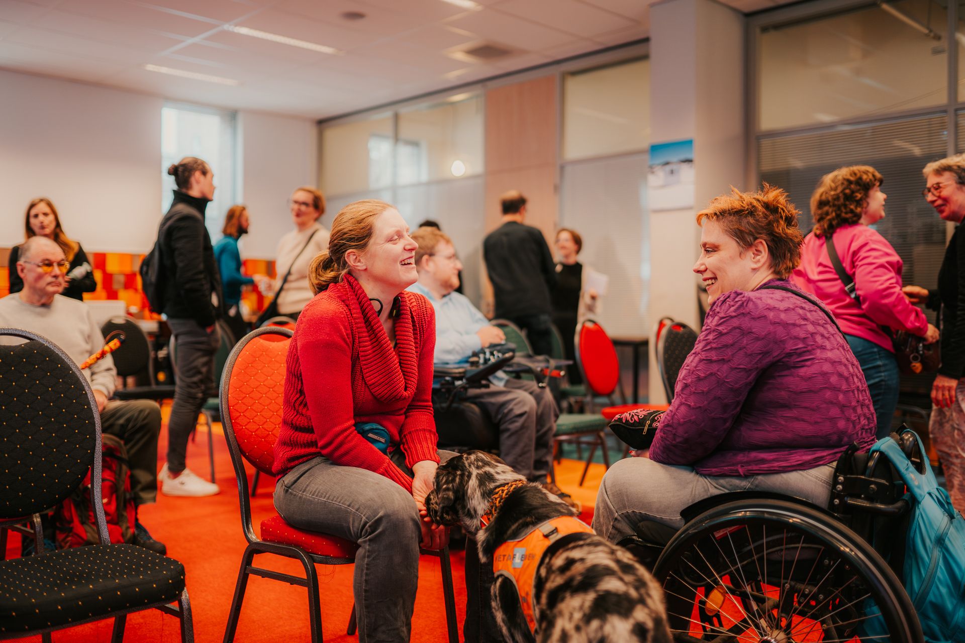Mensen staan en zitten rondom elkaar en kletsen