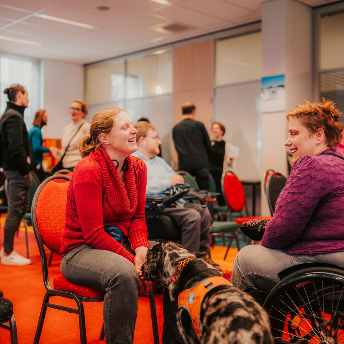 Mensen staan en zitten rondom elkaar en kletsen