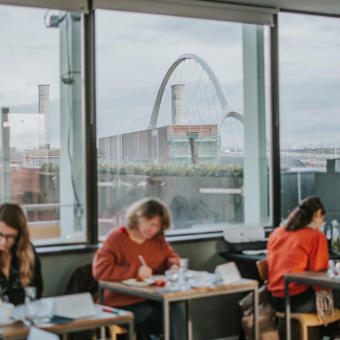 Drie vrouwen zijn aan het schrijven aan een tafel