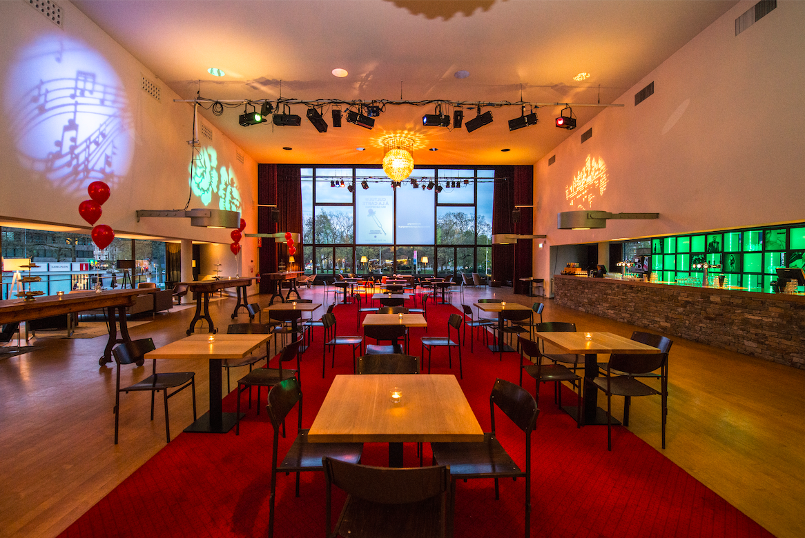 Foto van het lege theatercafé van de Stadsschouwburg Nijmegen