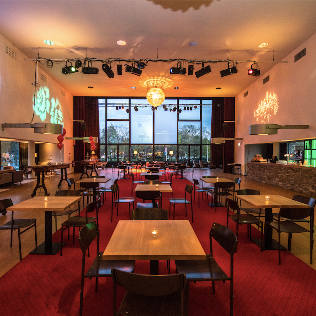 Foto van het lege theatercafé van de Stadsschouwburg Nijmegen