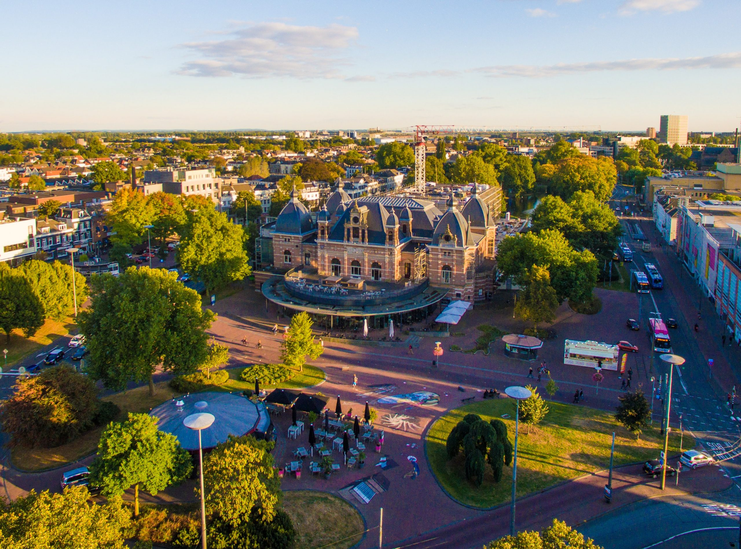 Luchtfoto van het Musis Sacrum in Arnhem