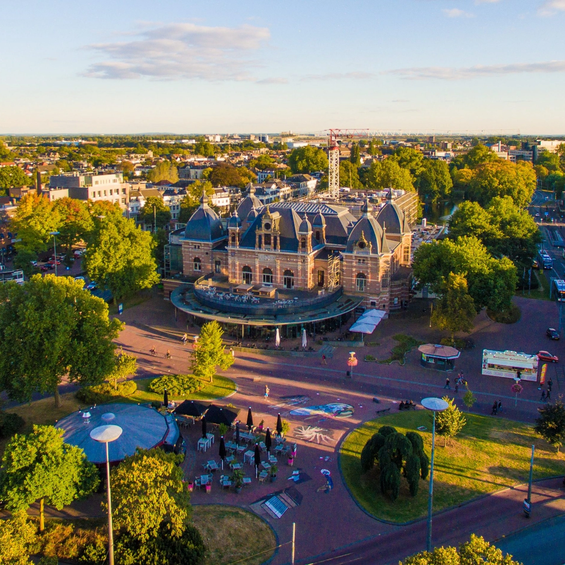 Luchtfoto van het Musis Sacrum in Arnhem