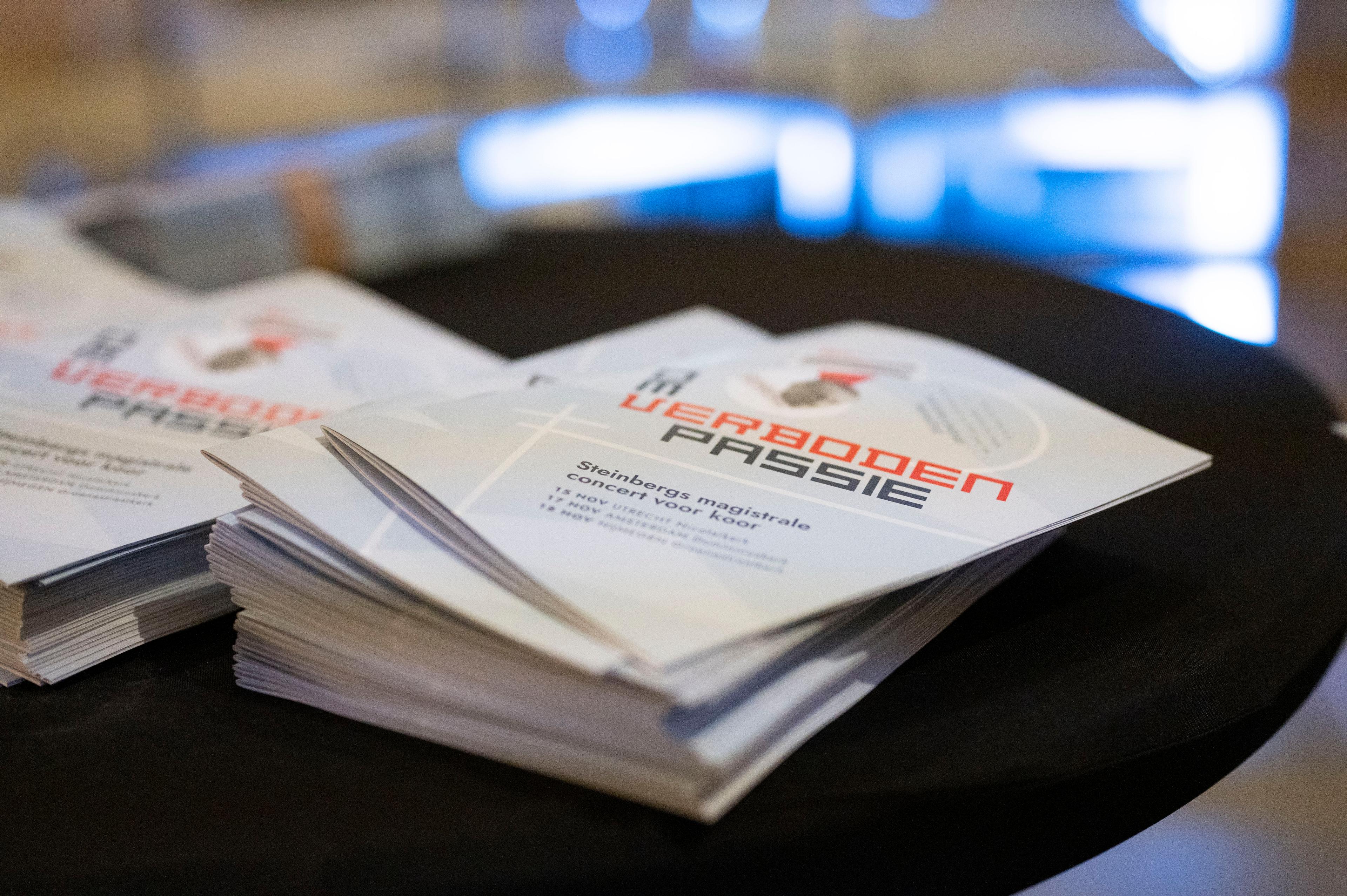Een foto van de programma boekjes van Steinbergs Stille Week.