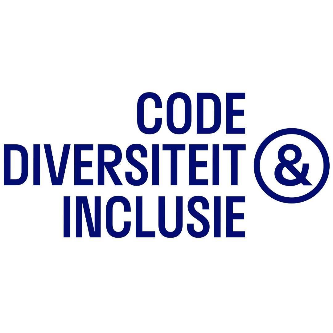 Drie mensen zitten aan een podcasttafel en zijn met elkaar in gesprek
