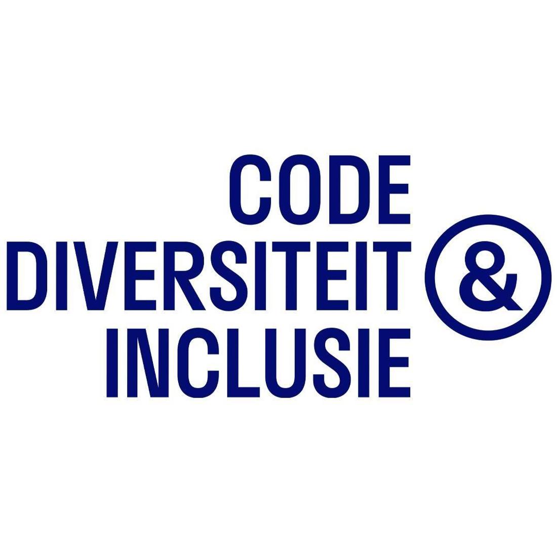 Drie mensen zitten aan een podcasttafel en zijn met elkaar in gesprek